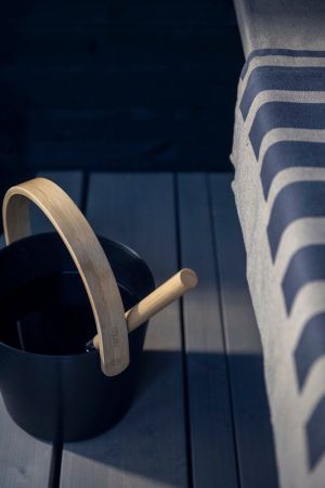 Pirts un saunas ķipis ar rokturi melnā krāsā