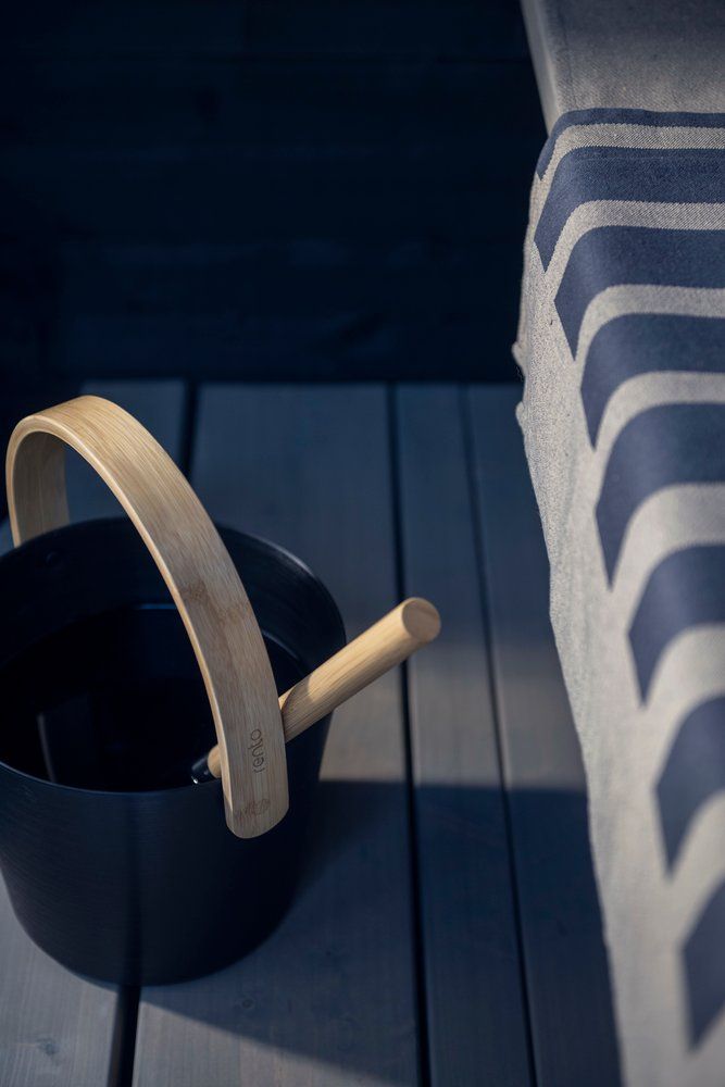 Pirts un saunas ķipis ar rokturi melnā krāsā