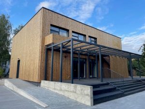 Fasādes dēļi no termo priedes koka modernam bērnudārzam