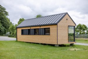 Horizontāli uzstādīts termo priedes fasādes dēlis