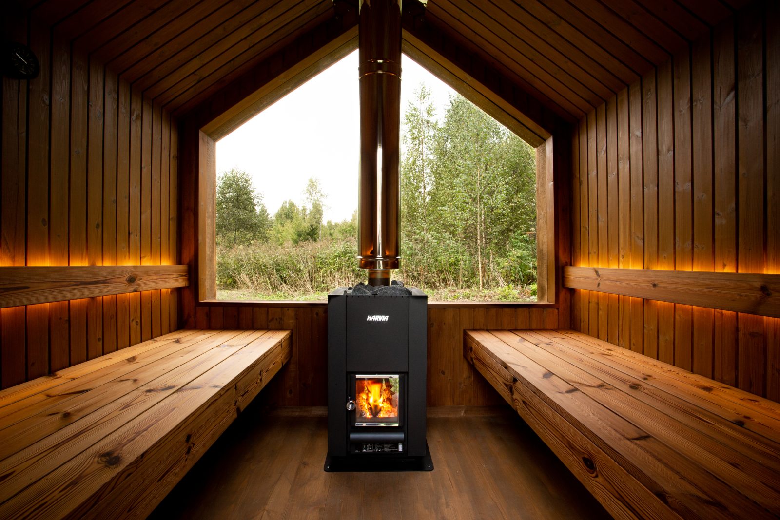Saunas apdare un lāva no termo priedes koka