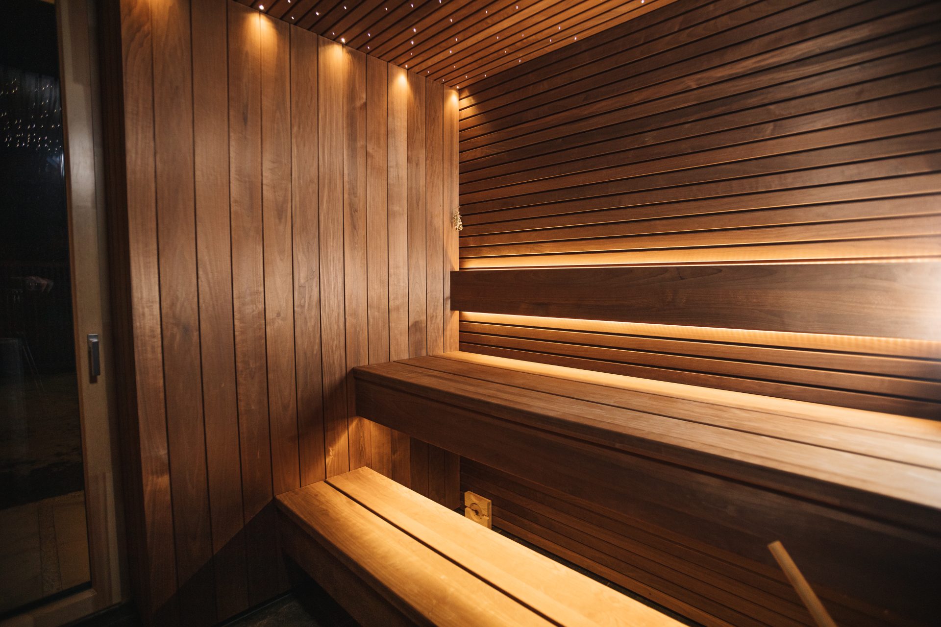 Lāvas dēļi un saunas apdare.