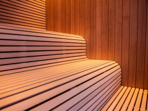 Alkšņa koka sauna ar lāvu un apdares dēļiem