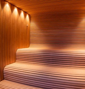 Alkšņa koka sauna ar lāvu un apdares dēļiem