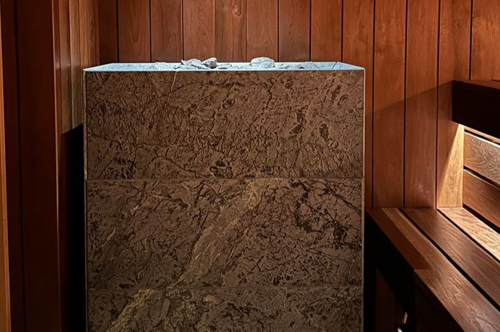 Pits un sainas dizains viesnīcā.