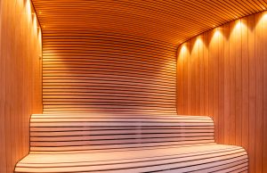 Alkšņa koka sauna ar lāvu un apdares dēļiem