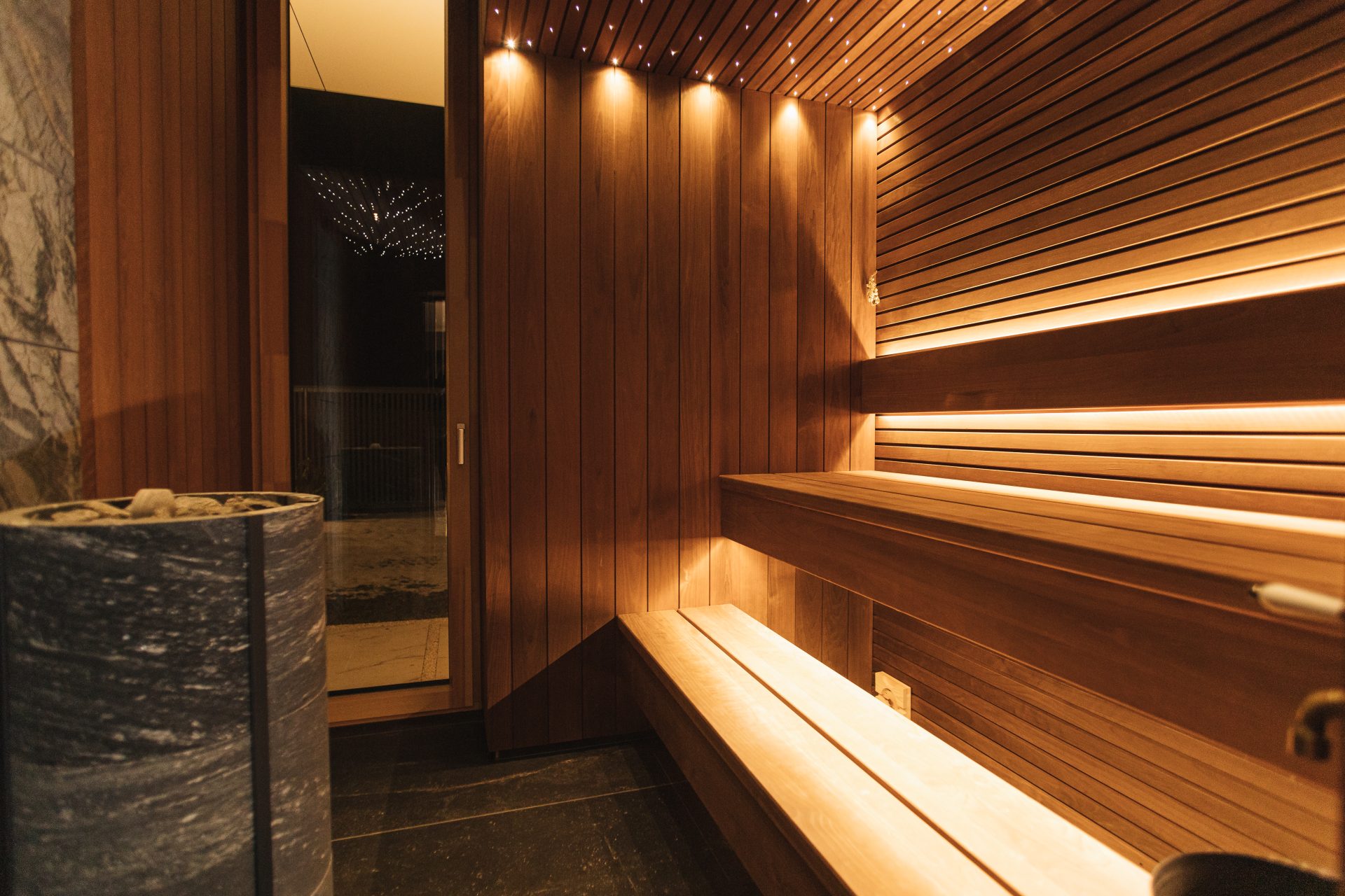 Privātmājas saunas dizains un interjera akcenti ar gaismām