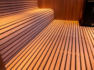 Alkšņa koka sauna ar lāvu un apdares dēļiem