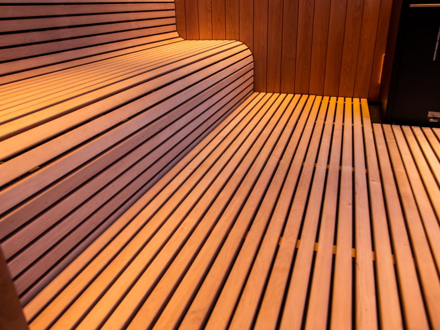 Alkšņa koka sauna ar lāvu un apdares dēļiem