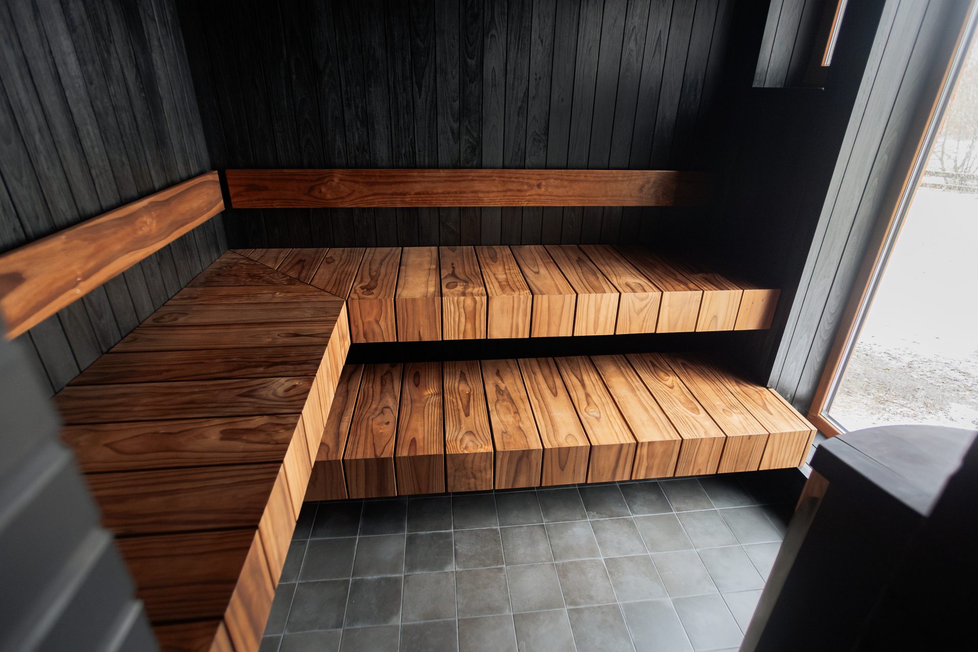 Saunas dizains privātmājā ar modernu lāvu