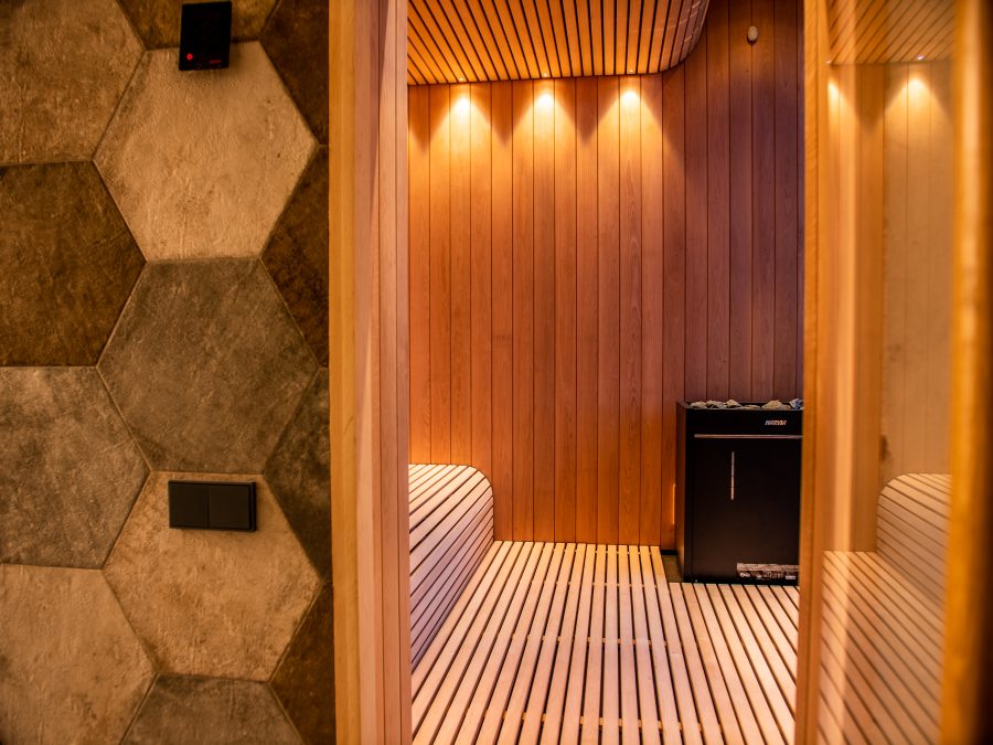 Alkšņa koka sauna ar lāvu un apdares dēļiem