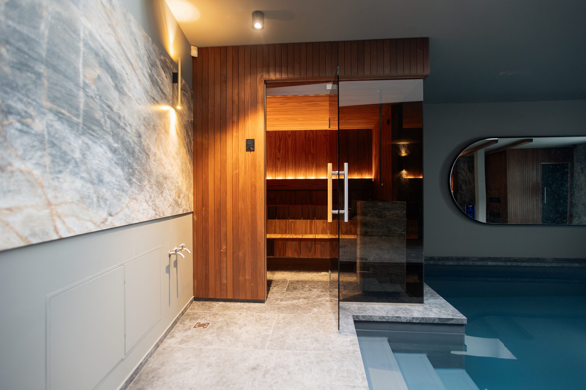 Neliela sauna baseina telpā