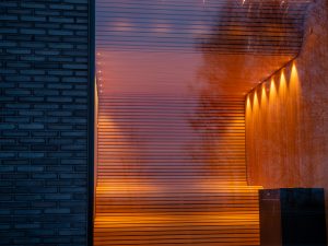 Alkšņa koka sauna ar lāvu un apdares dēļiem