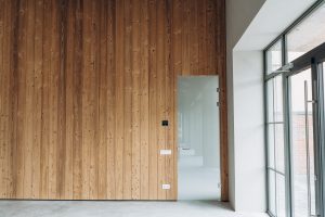 Termo egles dēļi interjera sienas apdarē