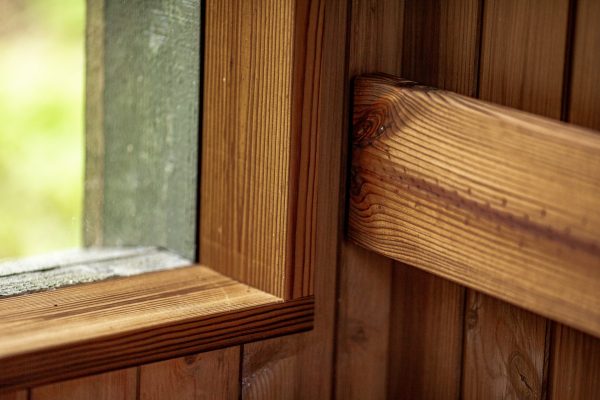 Pirts un saunas apdares un lāvas dēļi no termo koksnes