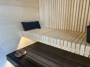 Realizēts saunas projekts ar apses koka lāvas elementiem