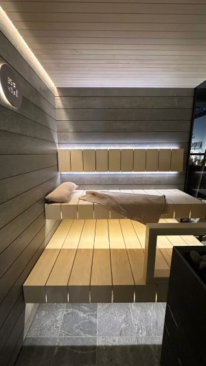 Realizēts saunas projekts ar apses koka lāvas elementiem