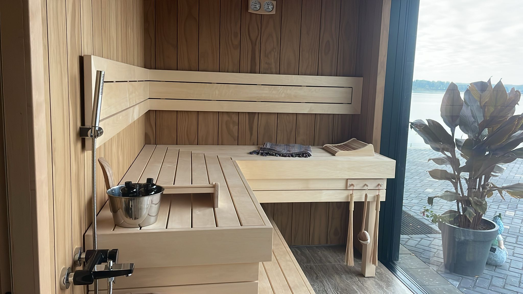 Saunas lāvas un apdares dēļi no apses koka